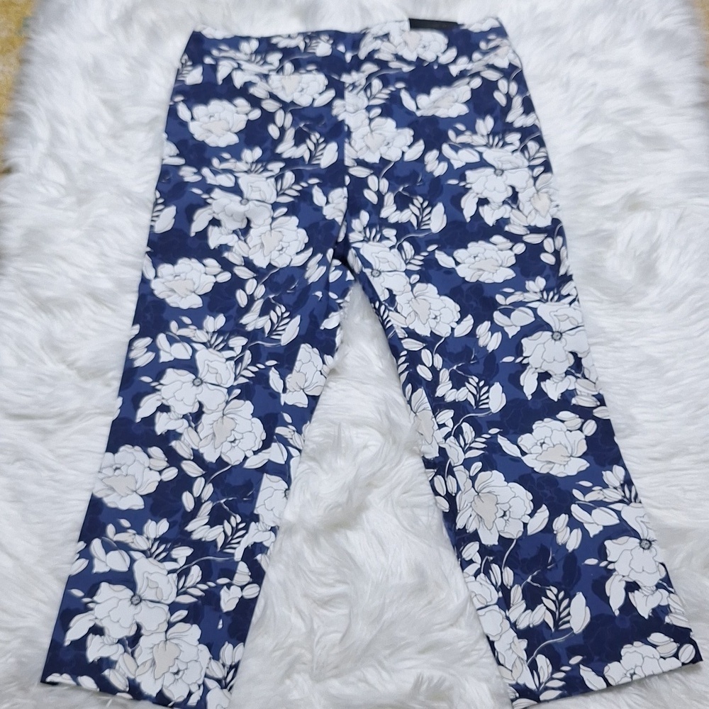 NWT Chico's Brigite floral print  size 2 crop pants